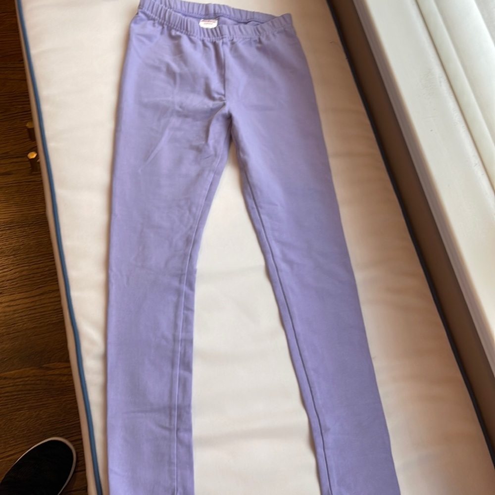 Like new Hanna Anderson girls classic fit leggings size 140/10 in lavender.
